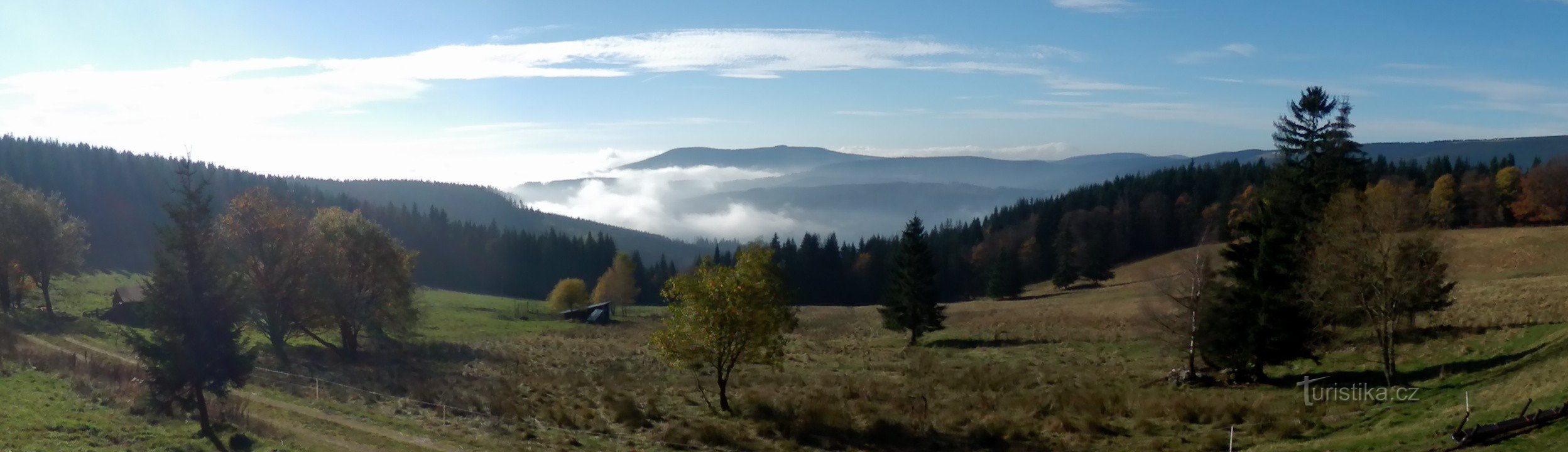 Panoramaudsigt over Přední og Zadní Žalý og den fortsatte højderyg med Janský vrche
