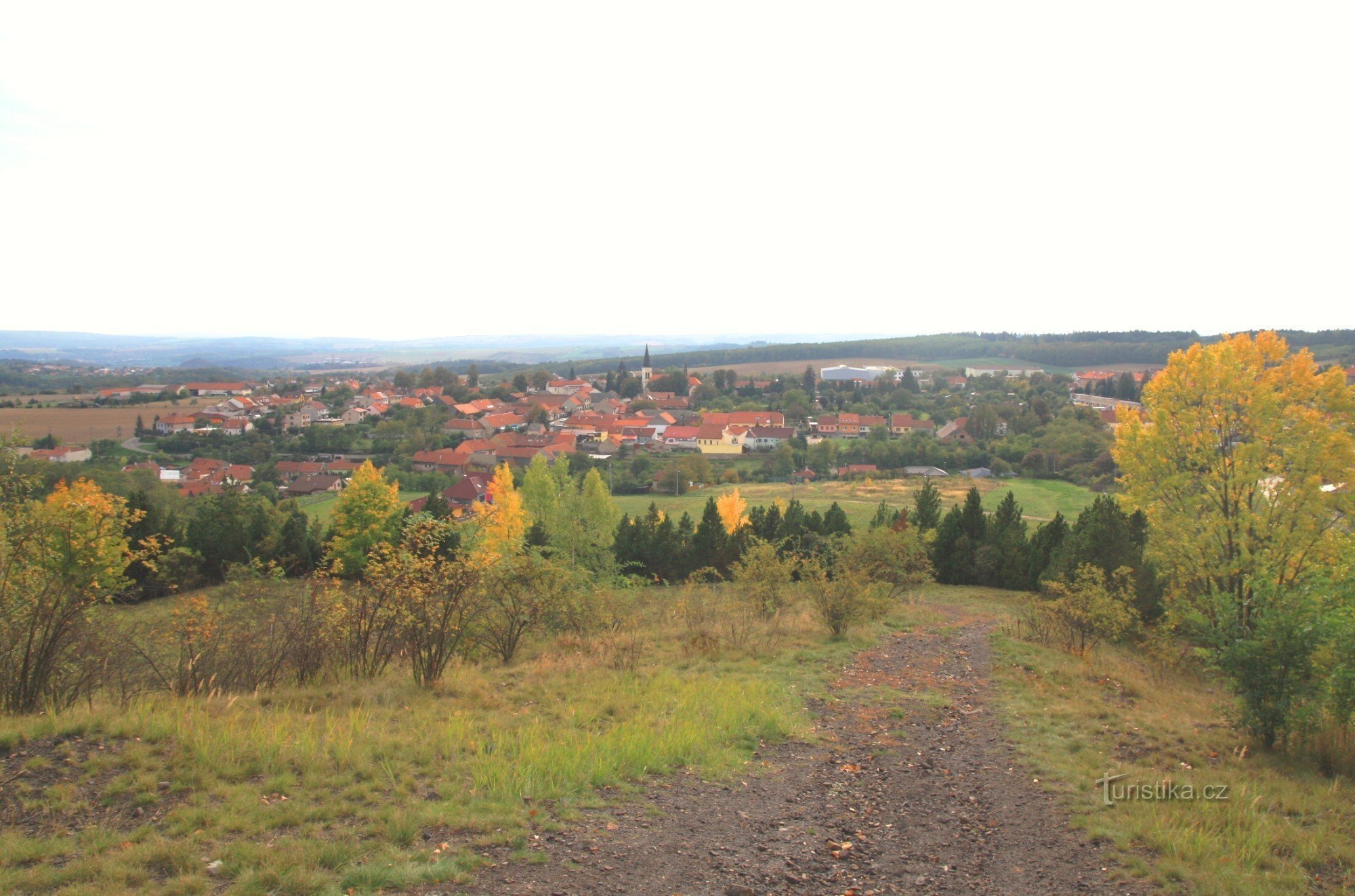 Panoramiczny widok na Zbýšov z południowego stoku