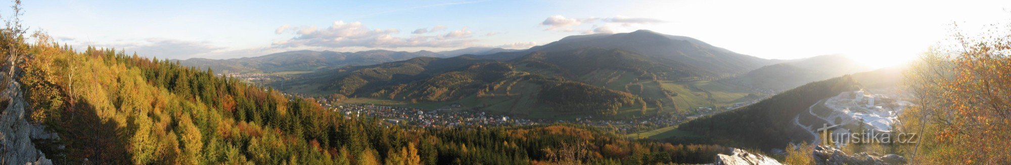 Panoramablick nach Süden auf die Gemeinde Lipová-lázně und den Gipfel Šerák