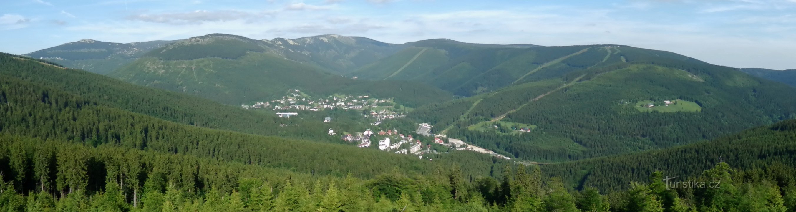 Panoramisch uitzicht vanaf Harrach's Rock (van Malé Špičák tot Hromovka), hieronder