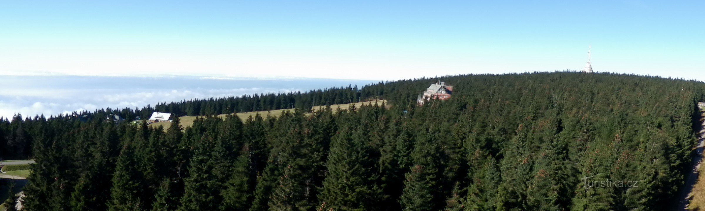 Vista panorámica desde la torre de observación cercana, Volská louka con el hotel Horský, al lado