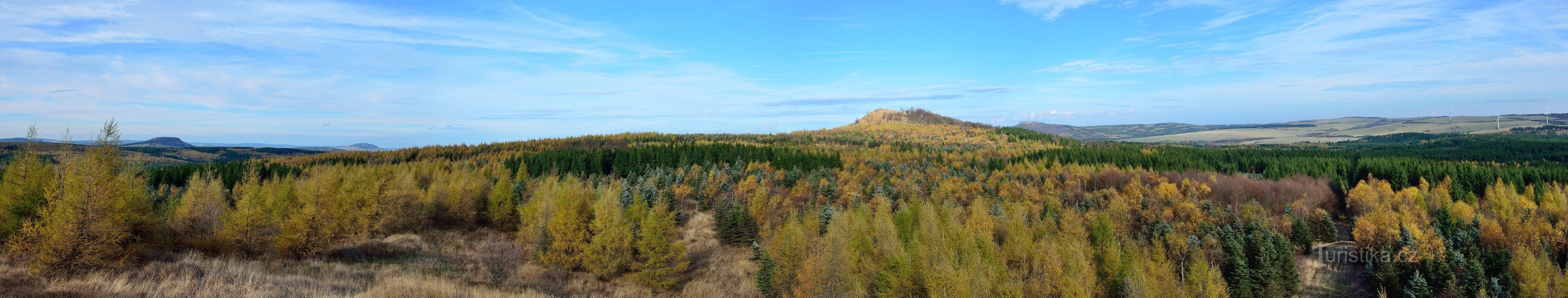 Panoramaudsigt fra toppen af ​​Střední Špičák mod nord mod Velké Špičá
