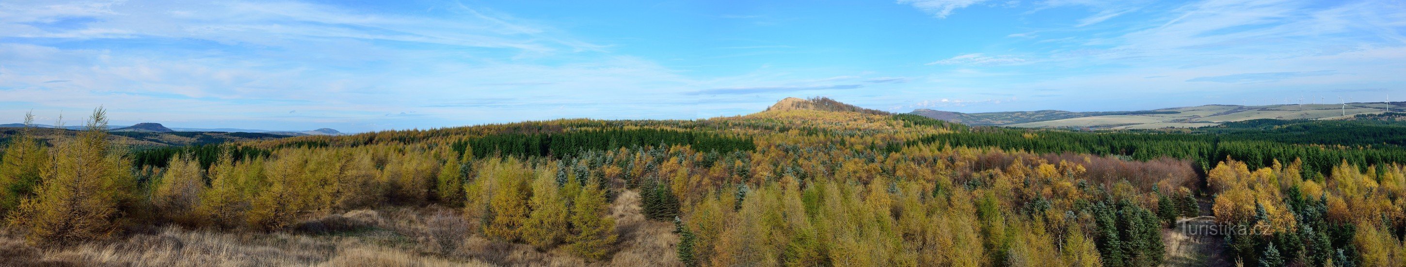 Panoramski pogled s vrha Střední Špičák prema sjeveru prema Velké Špičá