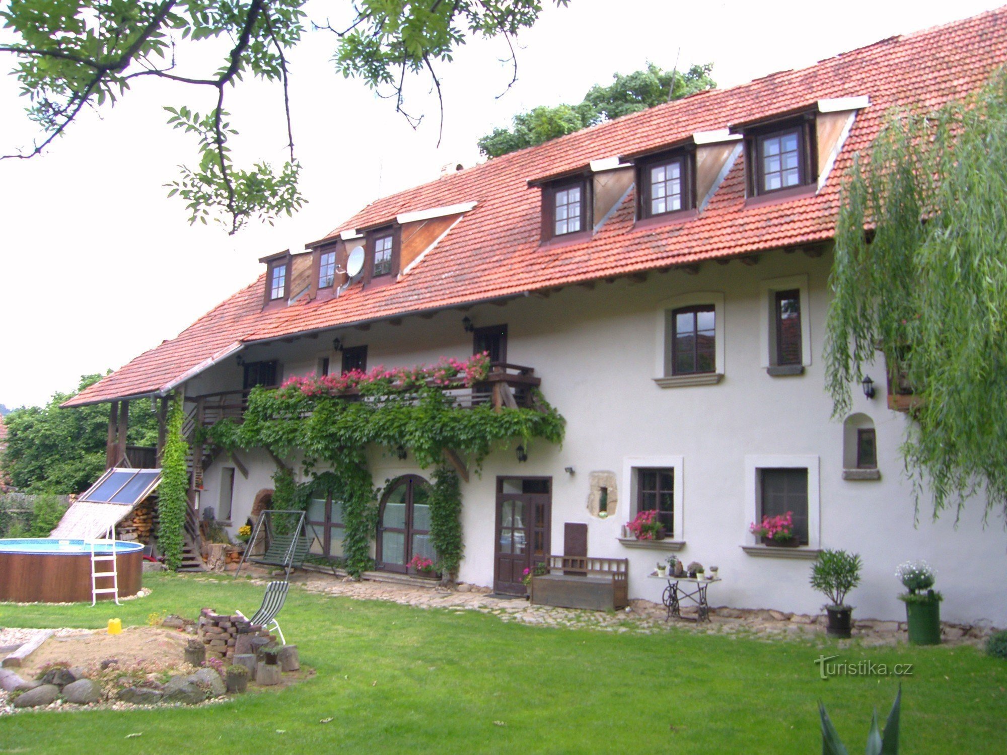 Tuin van het landhuis - uitzicht op het gebouw