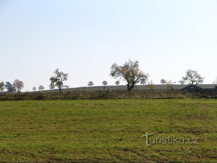 Чоловічий пагорб, який дивиться на приїзд до Бернарти над Одрою