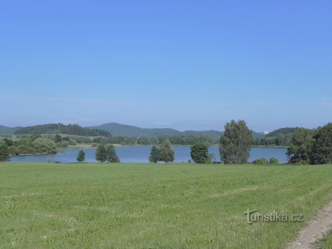 Manský-nezamyslý pond, Rabí in the background