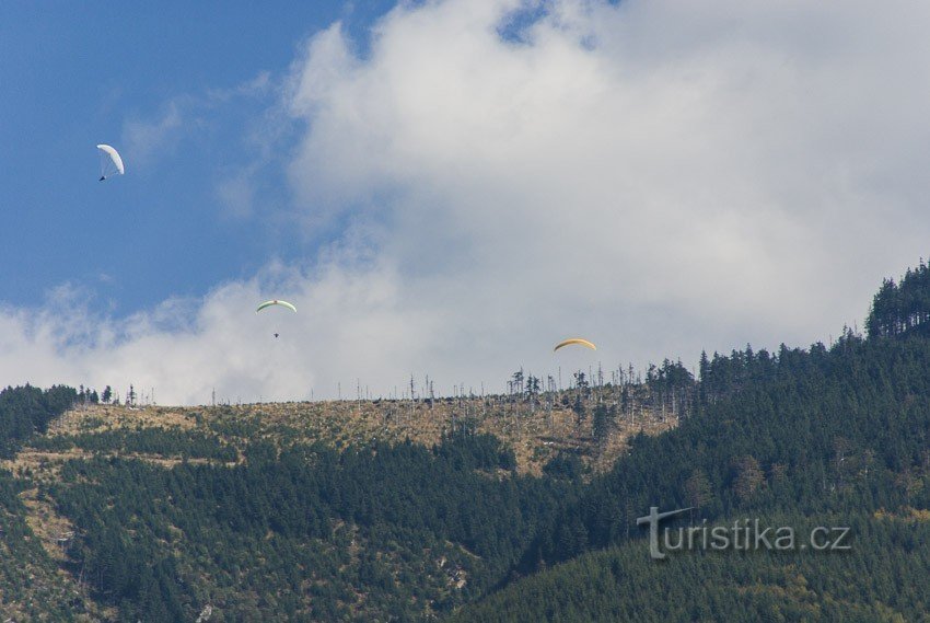 Paraglideři nad Mravenečníkem