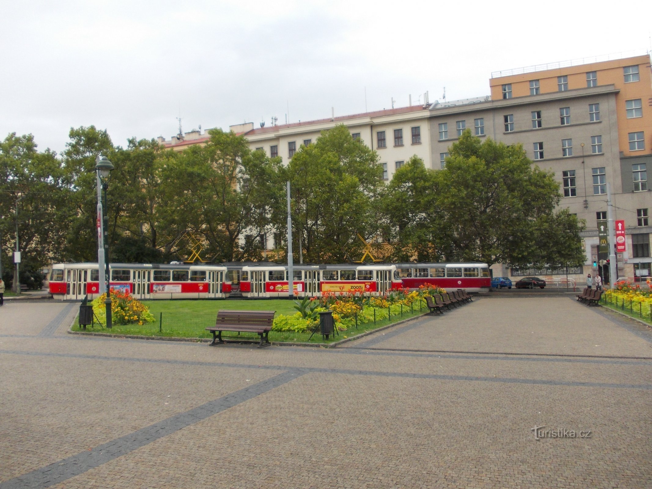 egy kis park a templom előtt