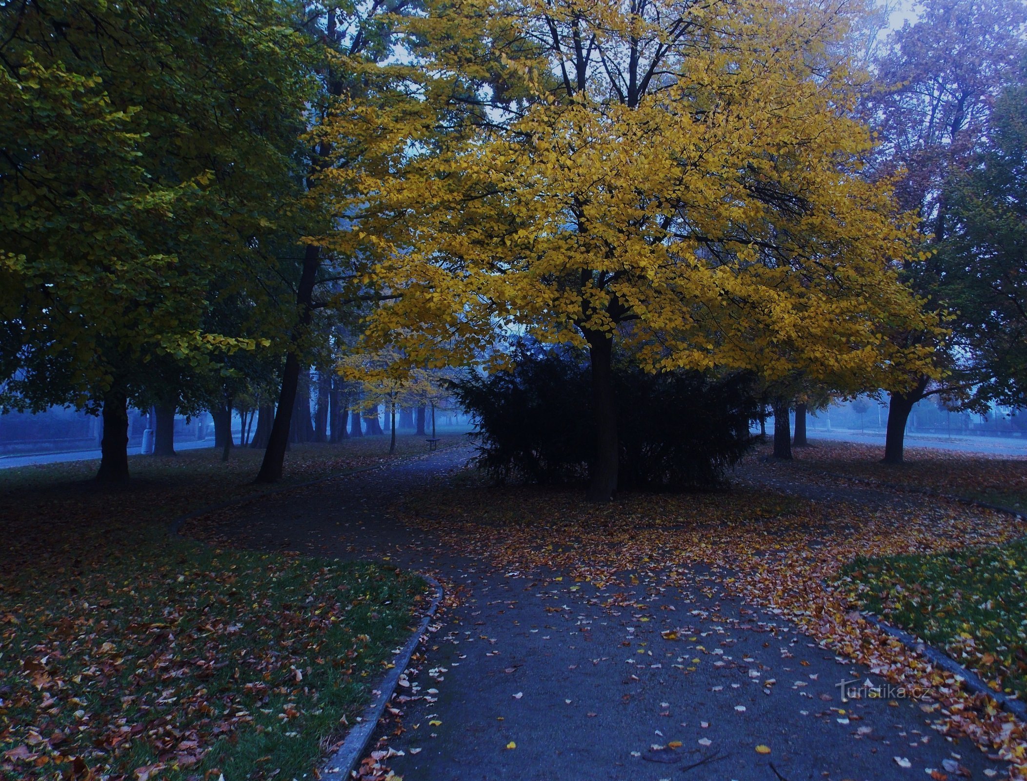 egy kis park a Köztársaság tér előtt