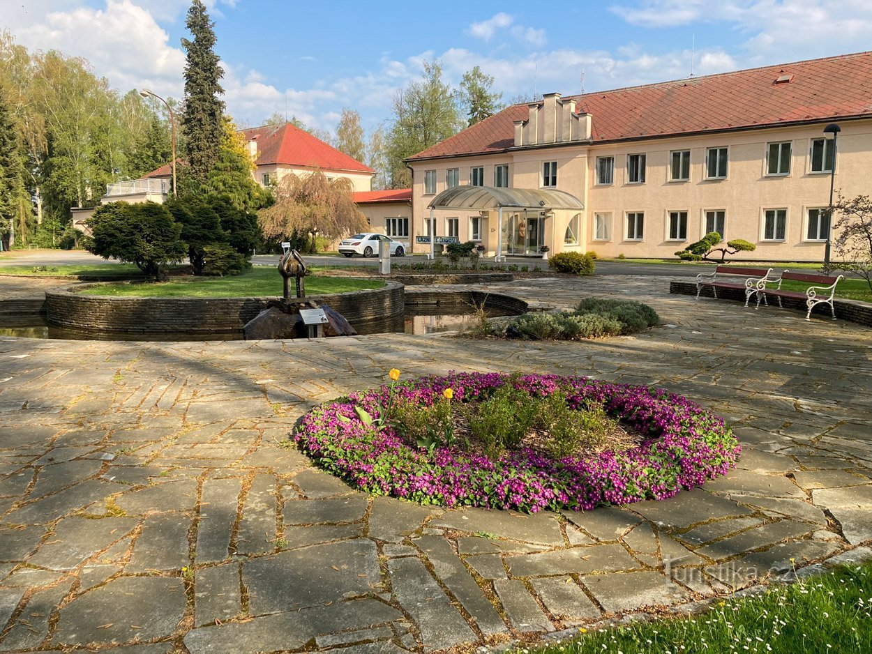 Parken Sie vor dem Eingang zum Spa