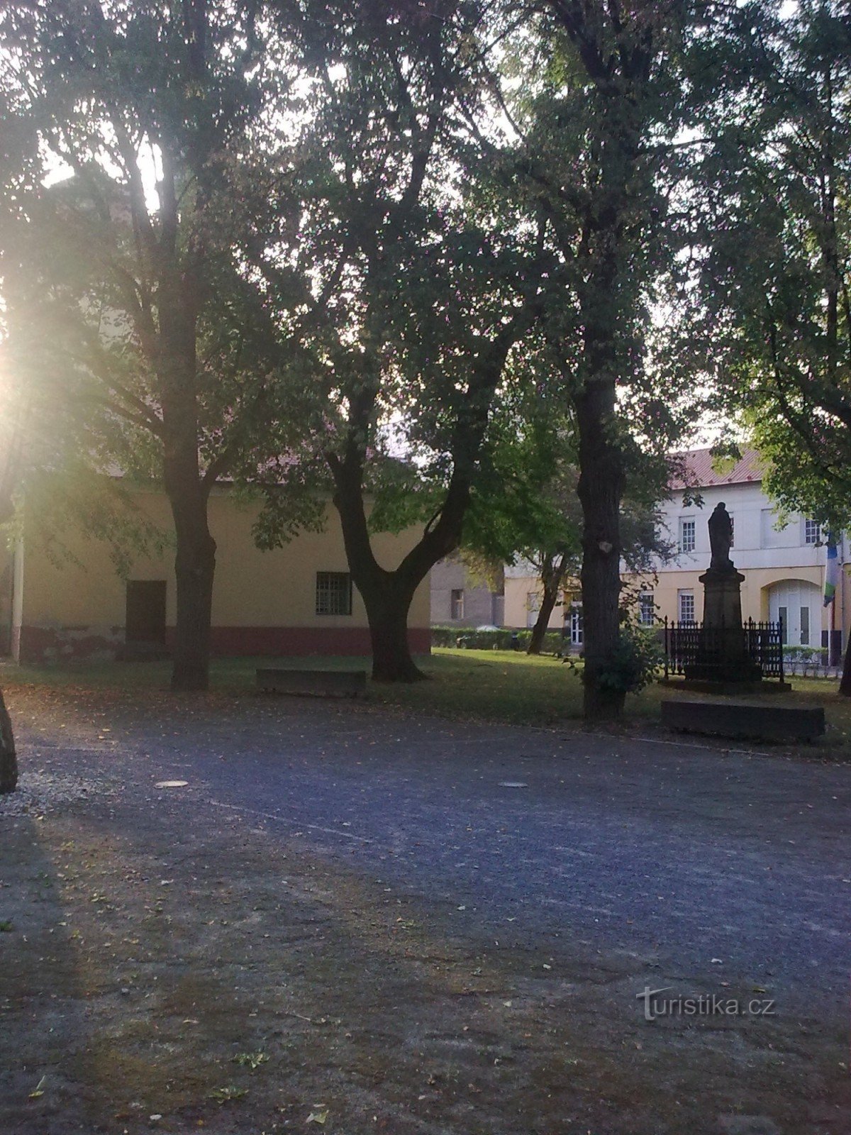 parque cerca de la iglesia