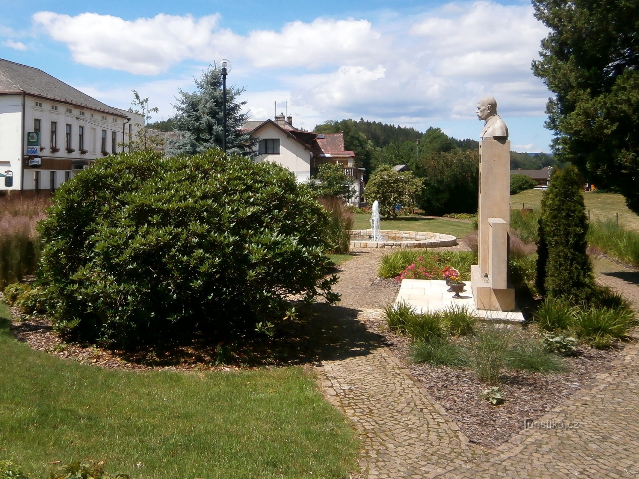 Park beim Denkmal für die Gefallenen des Ersten Weltkriegs (Havlovice)