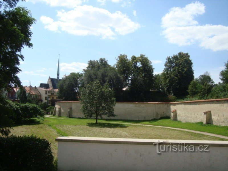 Pardubice——Zámecká 街的前护城河和城墙——照片：Ulrych Mir。