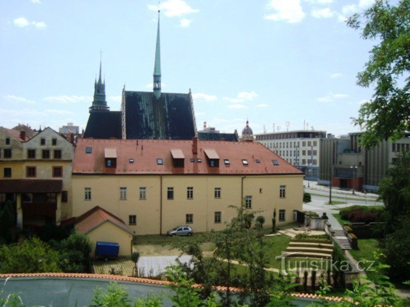Pardubice - gótikus Szent Bertalan templom 1295-ből a várból - Fotó: Ulrych Mir.