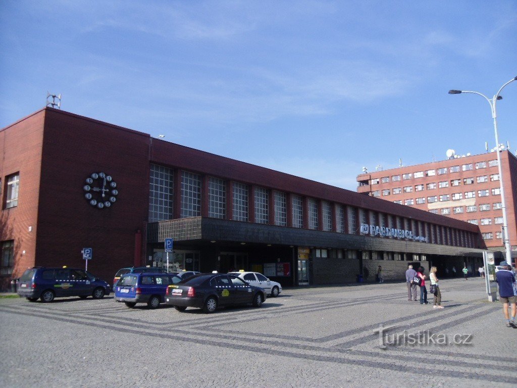 Pardubice - nádražní budova