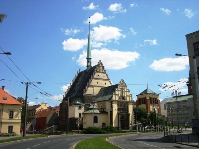 Pardubice - 共和国广场 - 1295 年的圣巴塞洛缪哥特式教堂和钟楼 - 照片：Ulrych Mir。