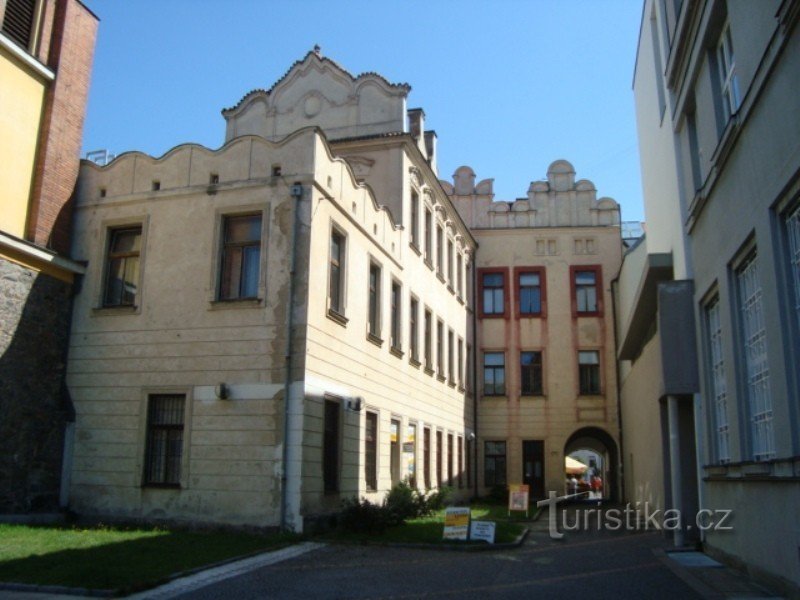 Pardubice-Republiky square-passage naar Pernštýnské náměstí-Foto: Ulrych Mir.