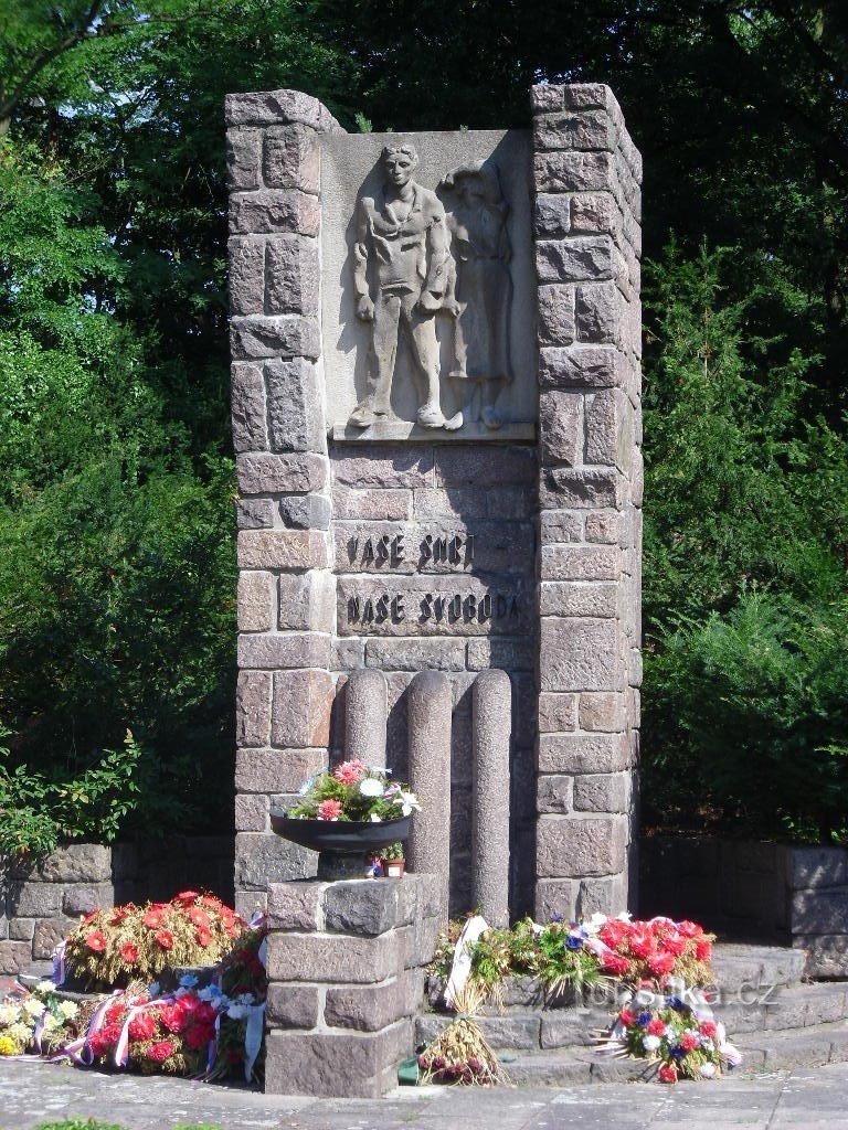 Pardubice - Emlékmű a Heydrichiad-kastély áldozatainak