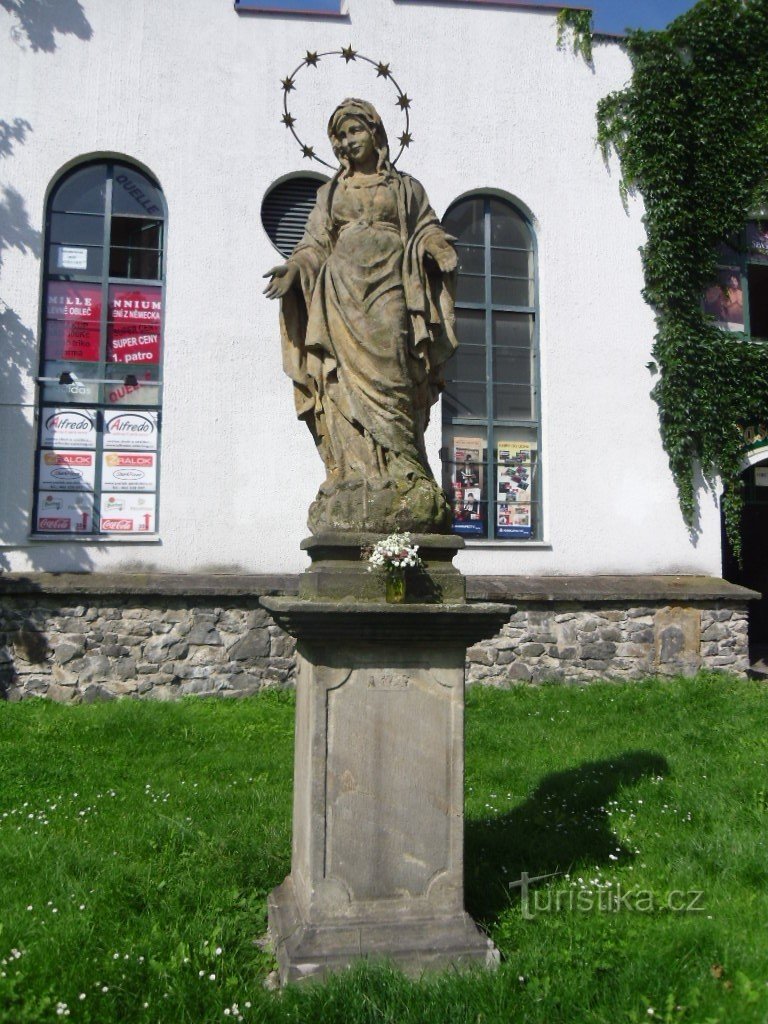 Pardubice - standbeeld van de Maagd Maria van Karlovská
