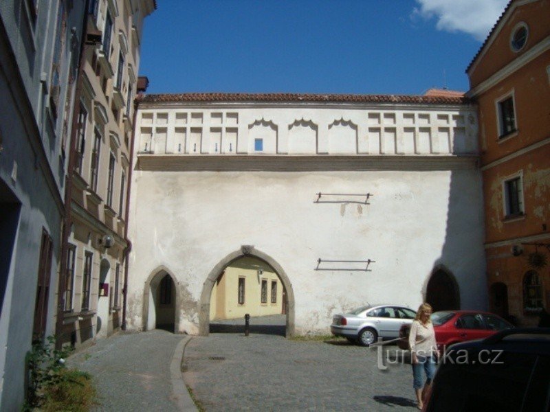 Rue Pardubice-Zámecká avec la première porte du château de Příhradek-Photo: Ulrych Mir.