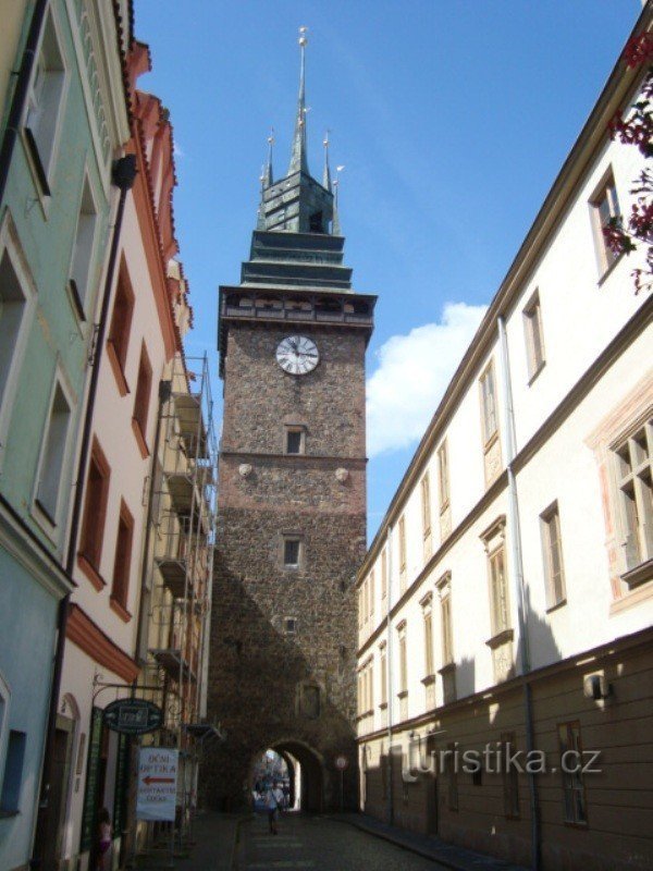 Pardubice-Zelena vrata s trga Pernštýn-Foto: Ulrych Mir.