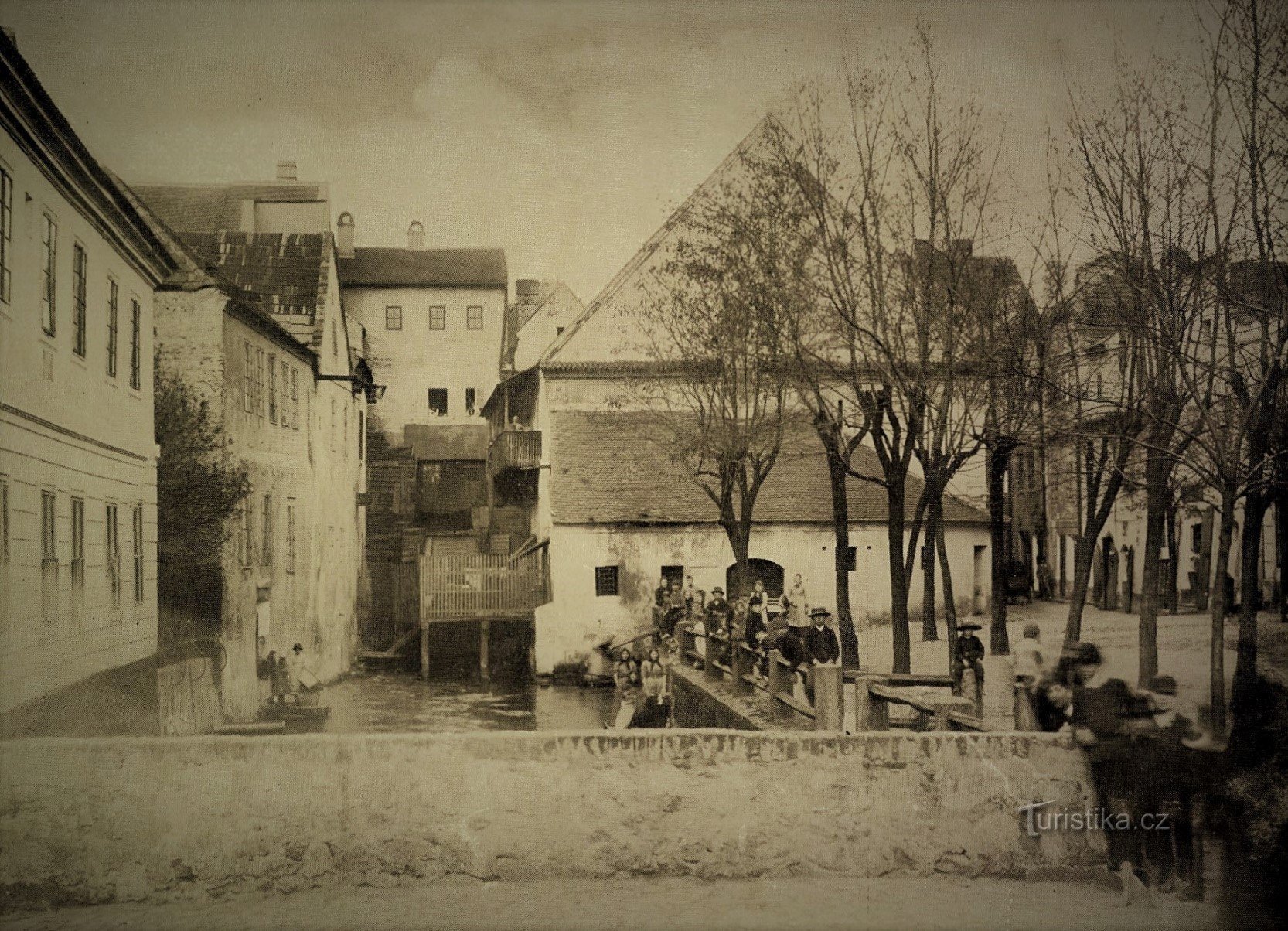 Pardubice's Werner embankment at the beginning of the 20th century, still with the Císařský mlýn