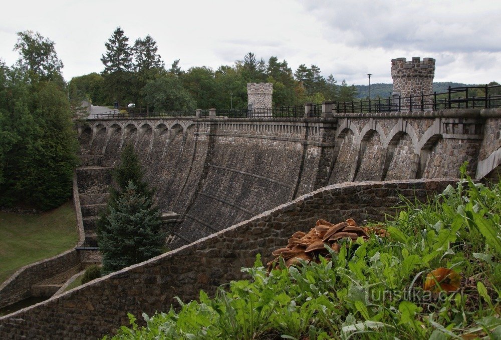 Pařížov - depósito de agua y presa de la presa de gravedad