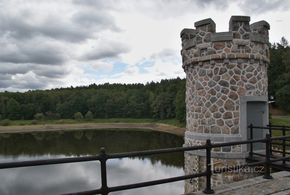 Pařížov - depósito de agua y presa de la presa de gravedad