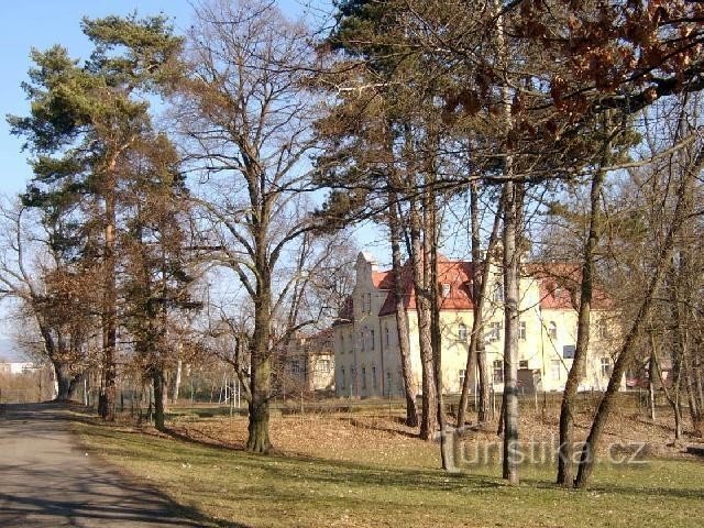 Park 15: Im 16. Jahrhundert Gründung des sogenannten Alten Schlosses (heute sekundäre Landwirtschaftstechn