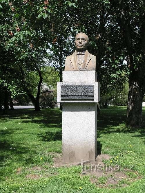 Park generała Lázaro Cárdenasa - popiersie Benito Juárez