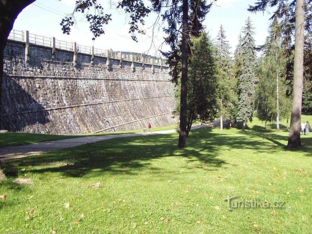 Parque bajo la presa