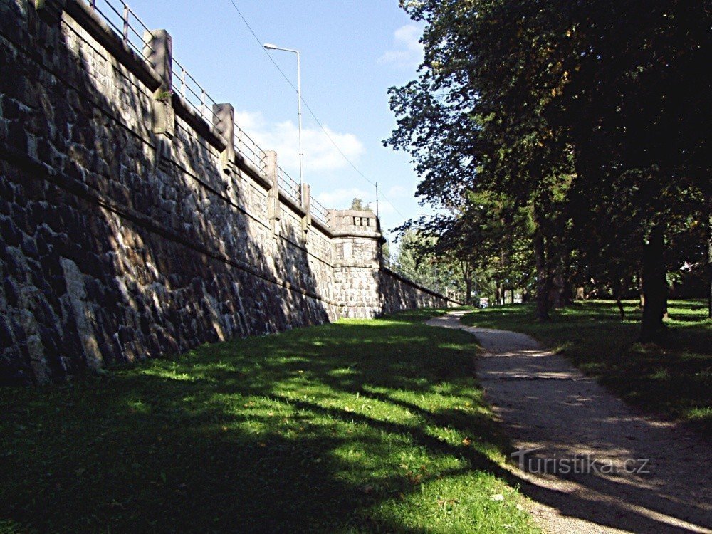 Park pod zaporą w Jabloncu nad Nysą