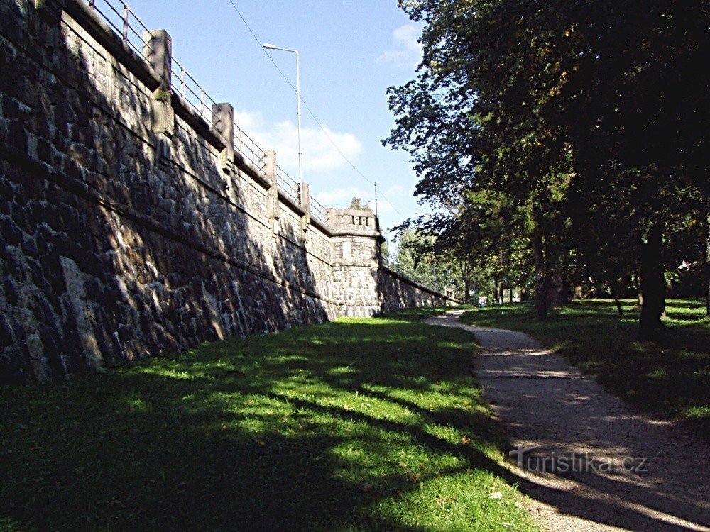 Pysäköi padon alla Jablonec nad Nisoussa