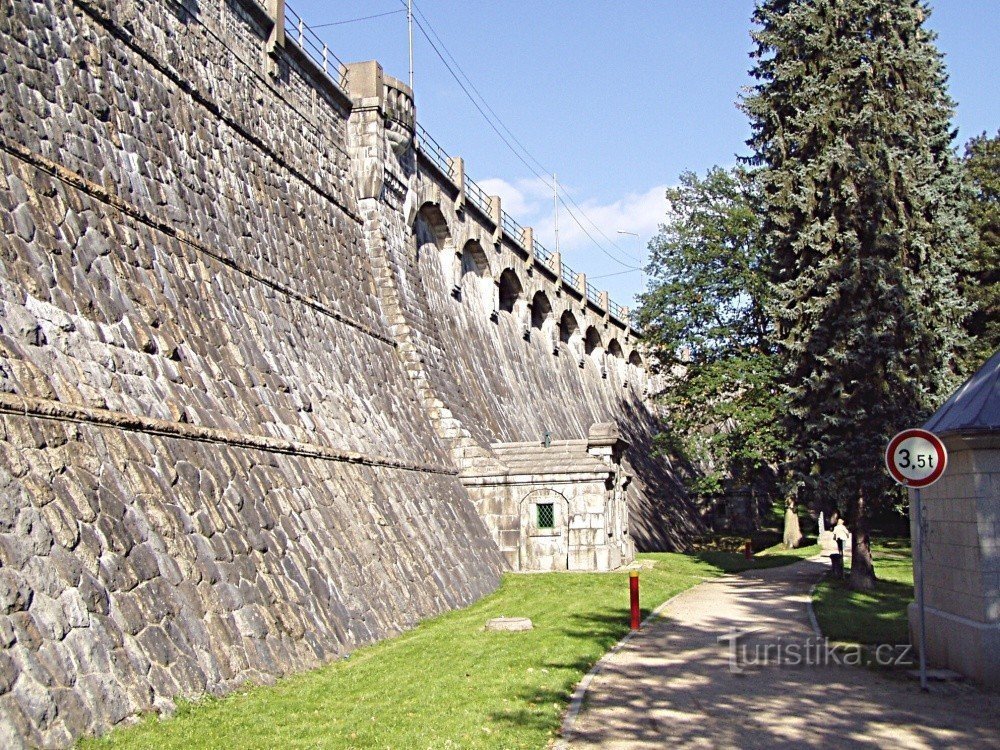 Estacione sob a represa em Jablonec nad Nisou