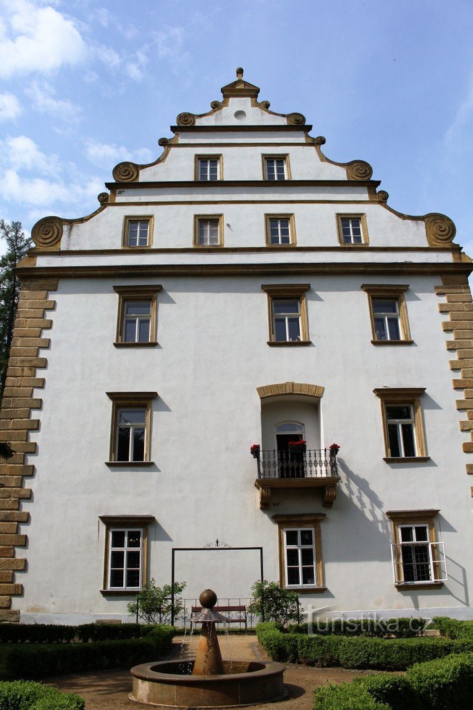 Parken Sie vor dem Ostgiebel des Schlosses