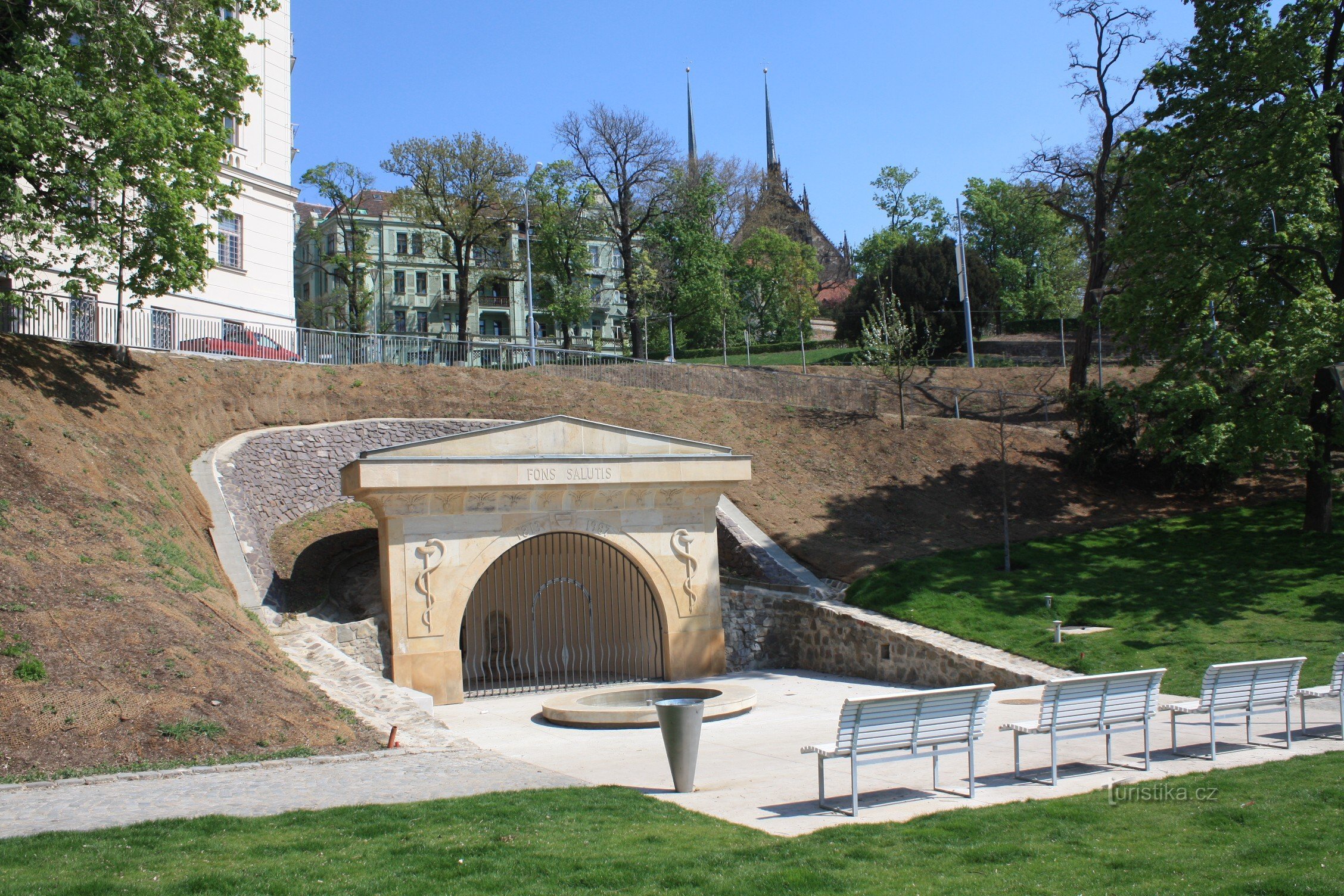 Parcul Studánka după revitalizare cu obiectul în stil imperiu Fântâna Sănătății (Fons Salutis)