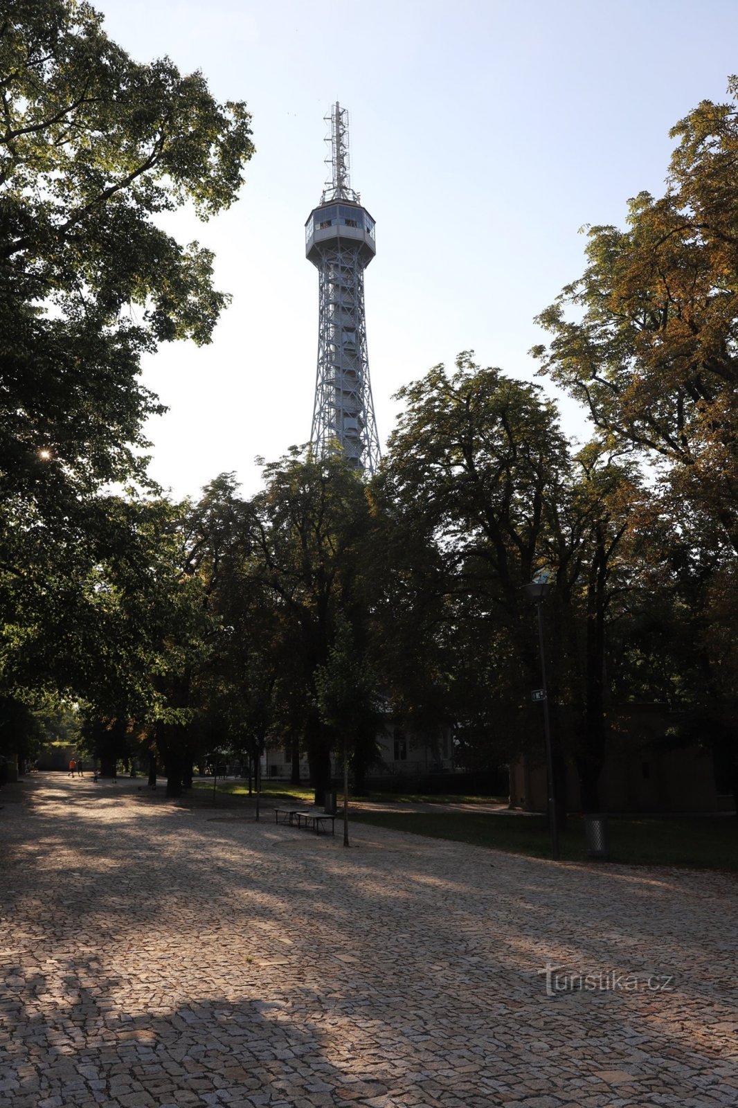 Parkera vid Petříns utsiktstorn