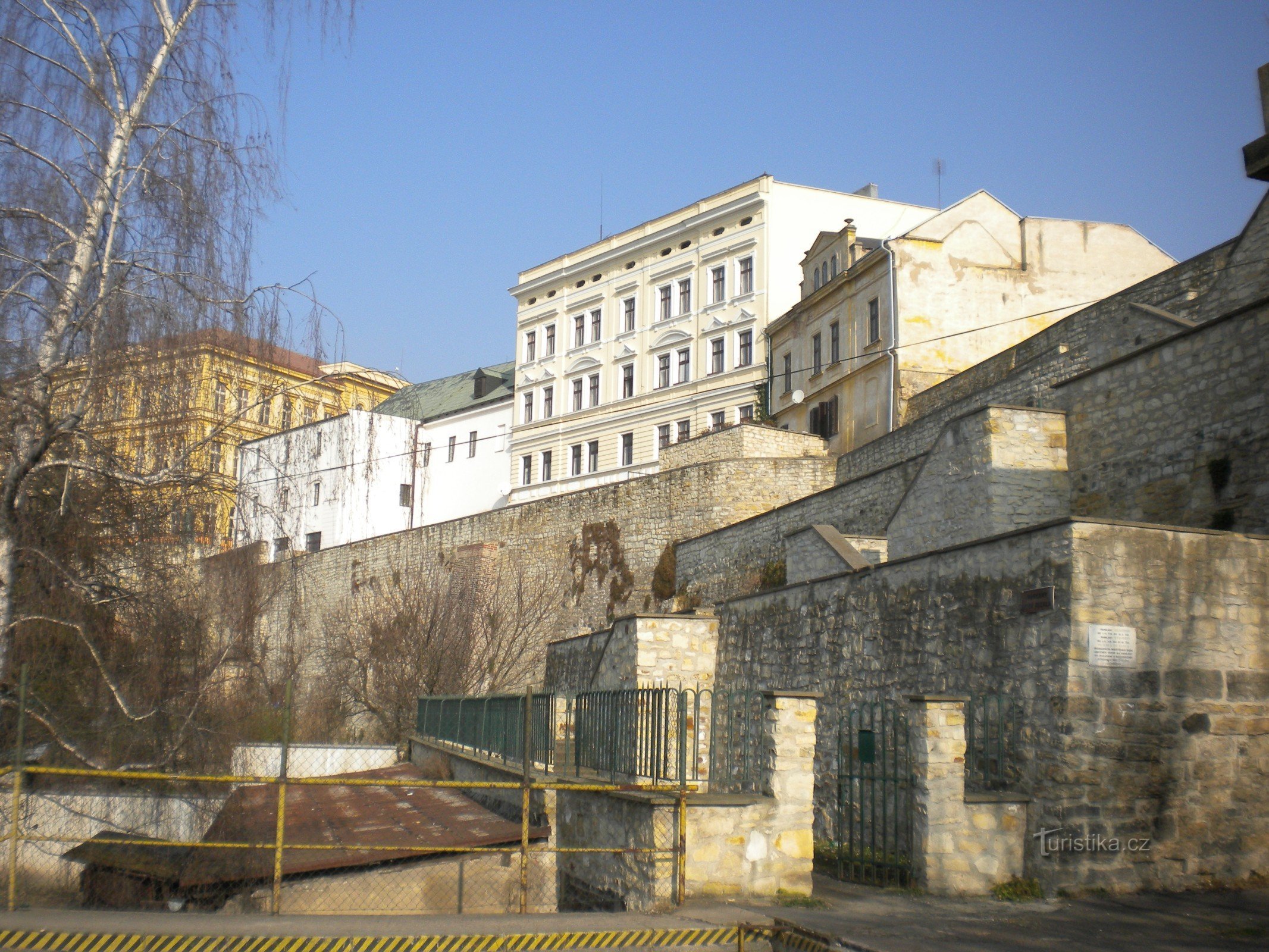 Garduri José Rizal văzute din fostul tunel feroviar.