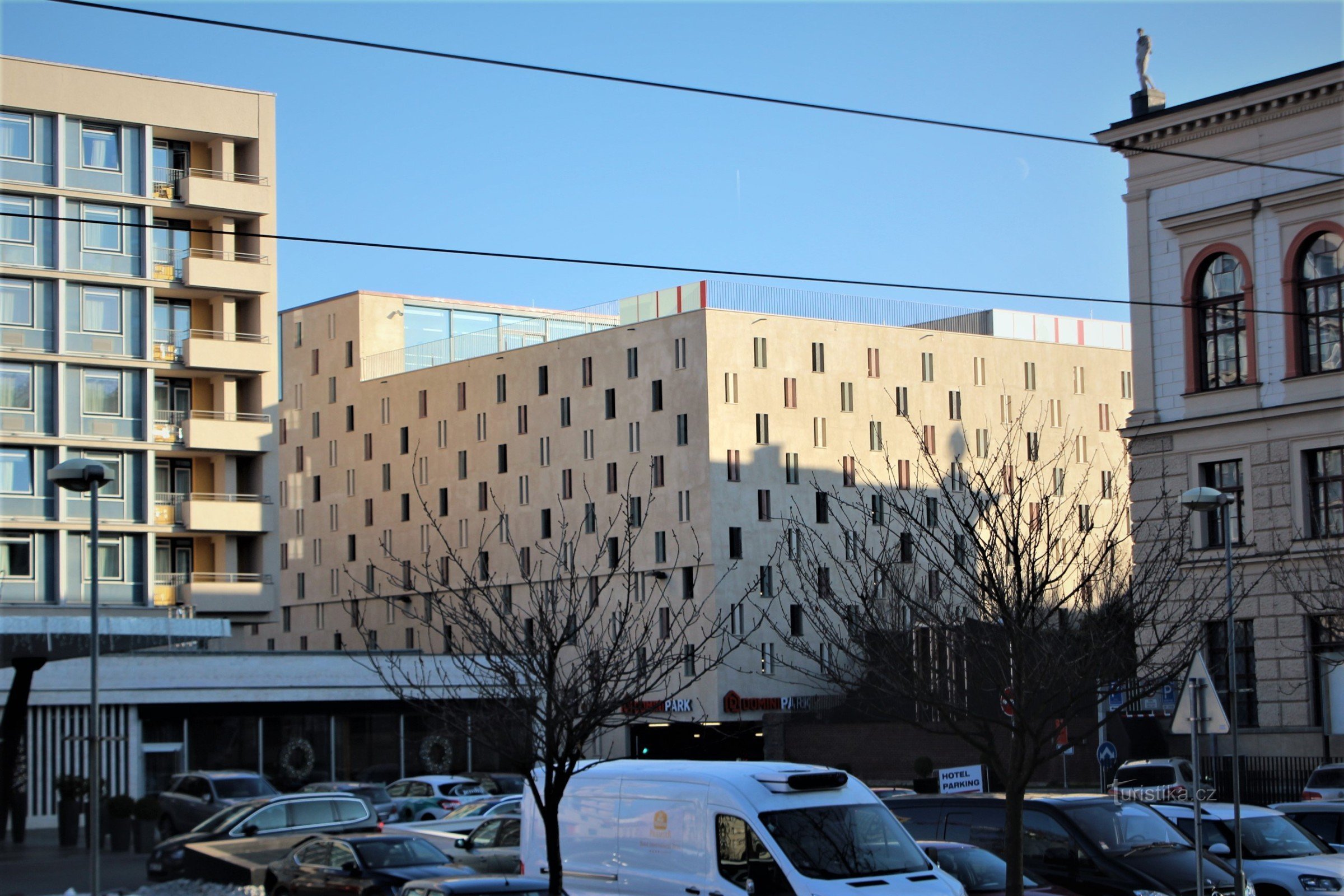 Das Parkhaus befindet sich zwischen dem Internationalen Hotel und der Mährischen Galerie auf S