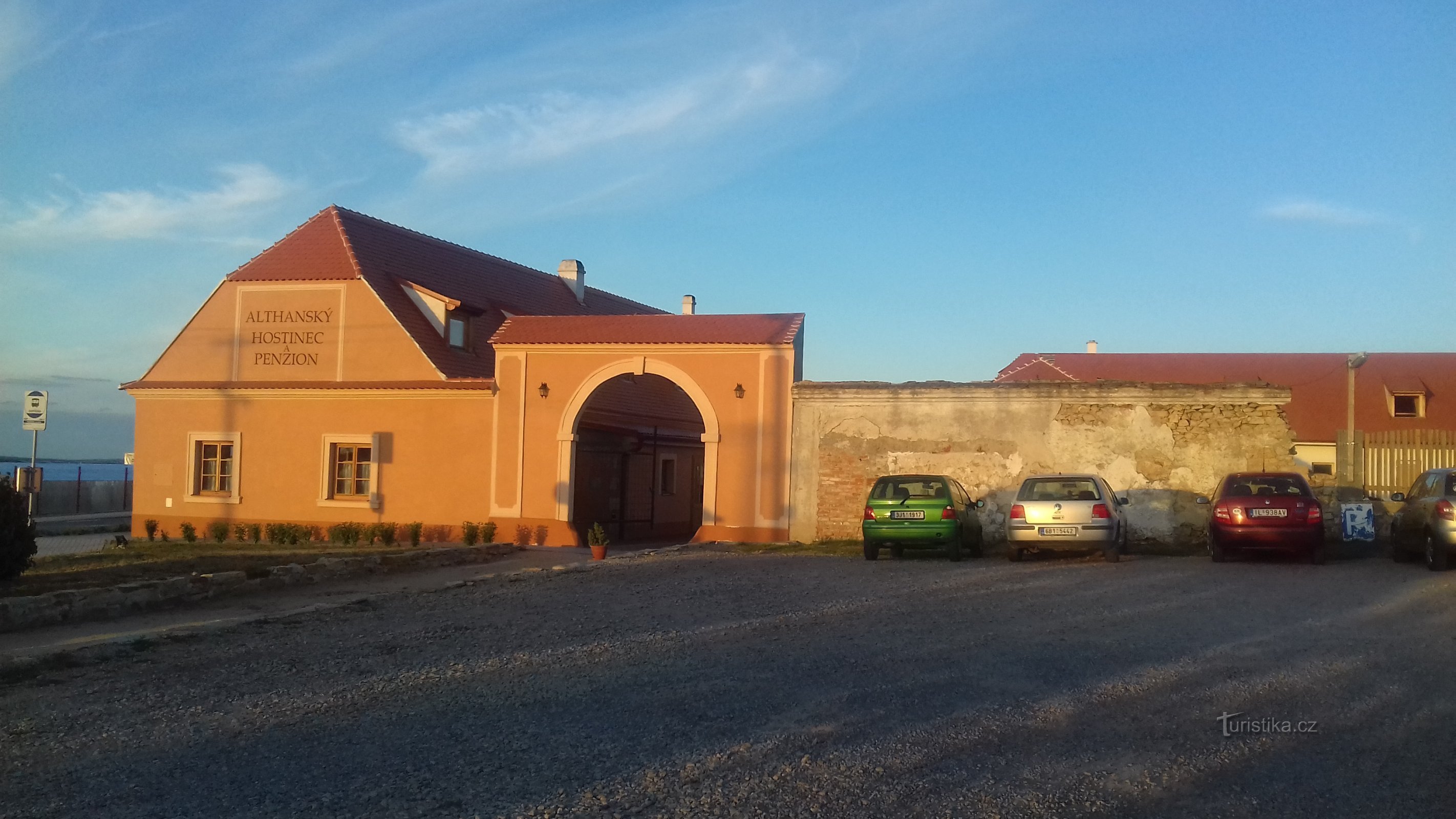 parking à la maison d'hôtes et porte d'entrée