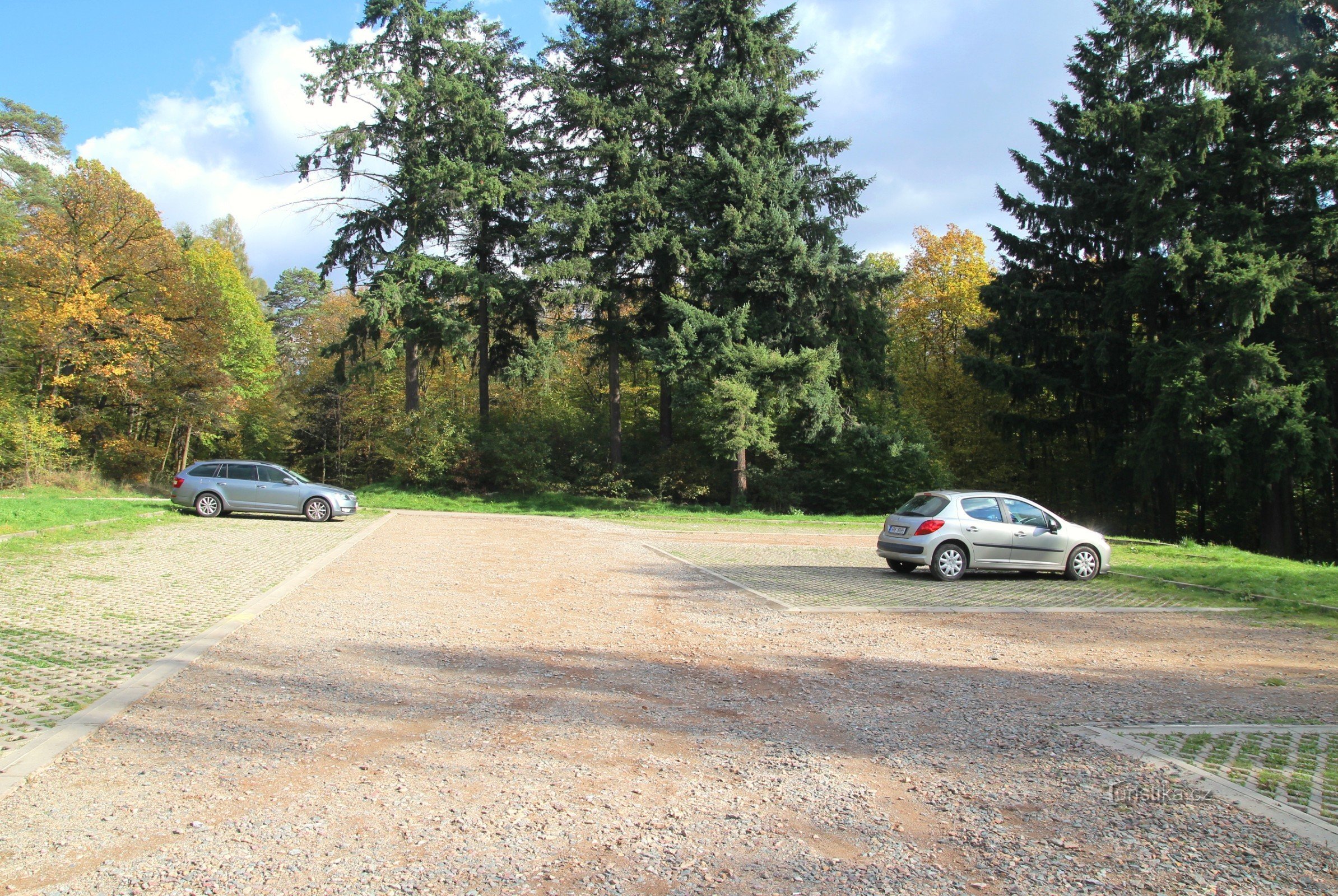 Estacionamiento al borde del paloku junto a la carretera.