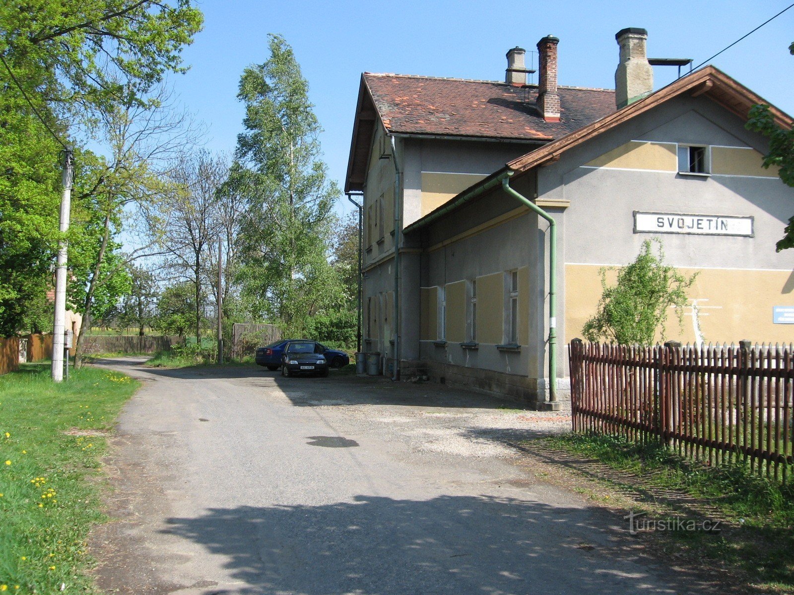 Parkeringsplads foran Svojetín station