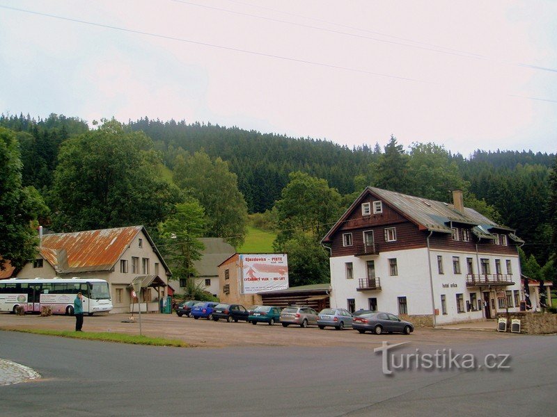 Χώρος στάθμευσης μπροστά από το Orlicí - Deštné