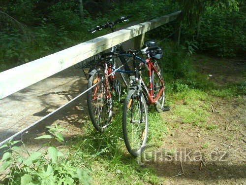 parking pour vélos, plus loin uniquement à pied (env. 3 km)