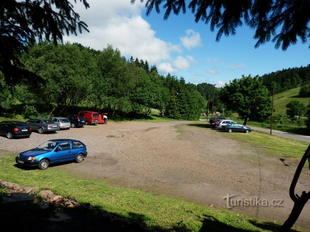 Parking lot at the Andrzejówka cottage in the saddle of the Three Valleys