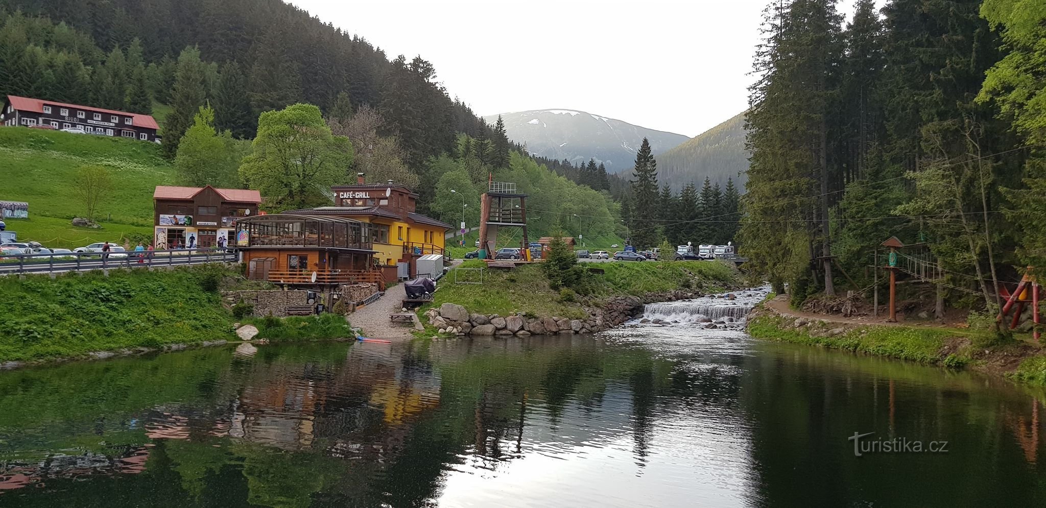 Parkeringsplats vid dammen i Pec pod Sněžkou