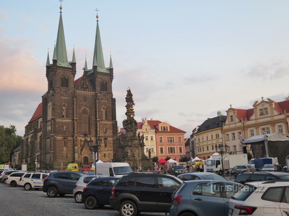 parkeringspladserne i bymidterne er ret grimme over for vores monumenter