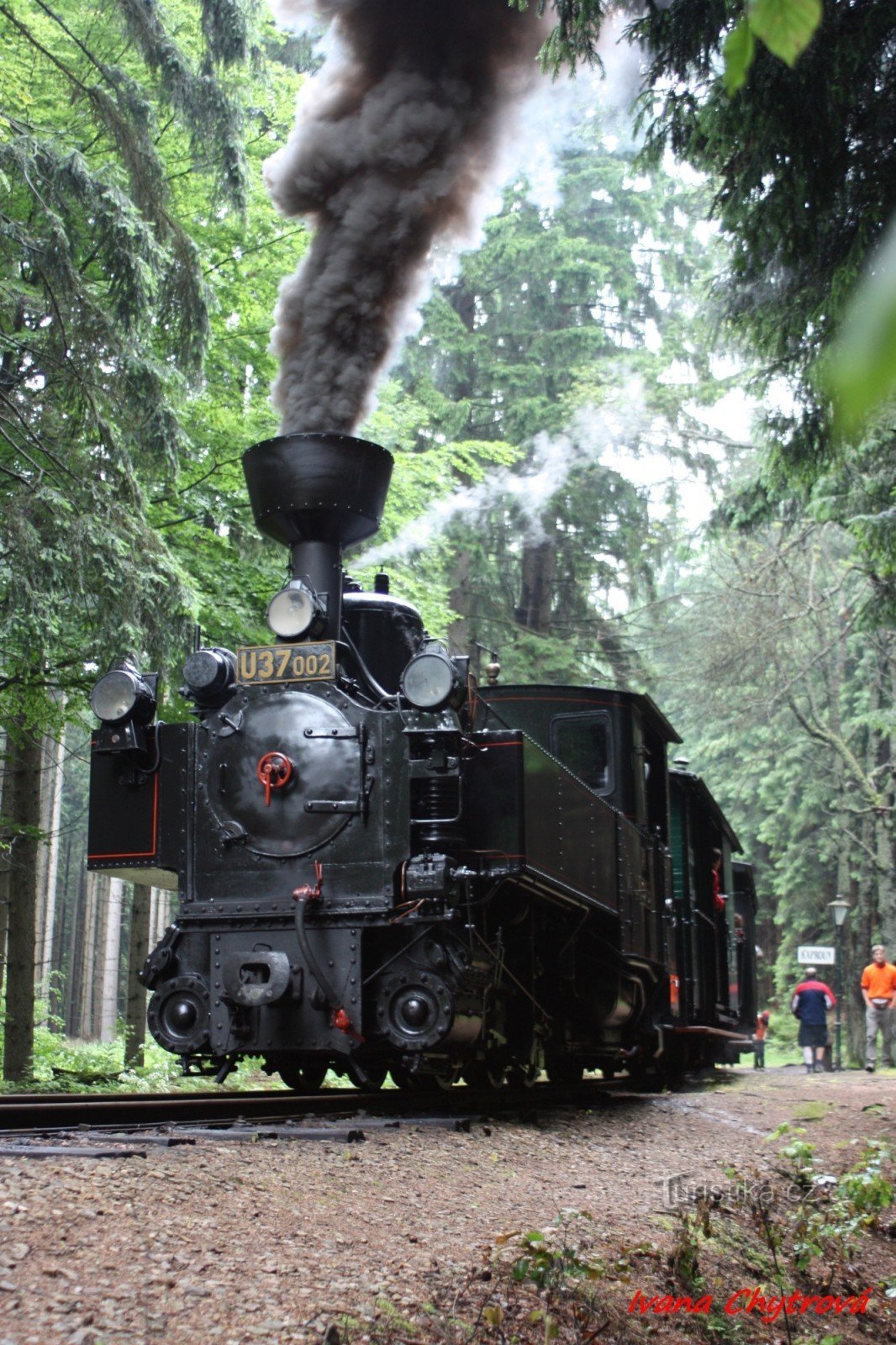 locomotora de vapor cerca de Kaprouna