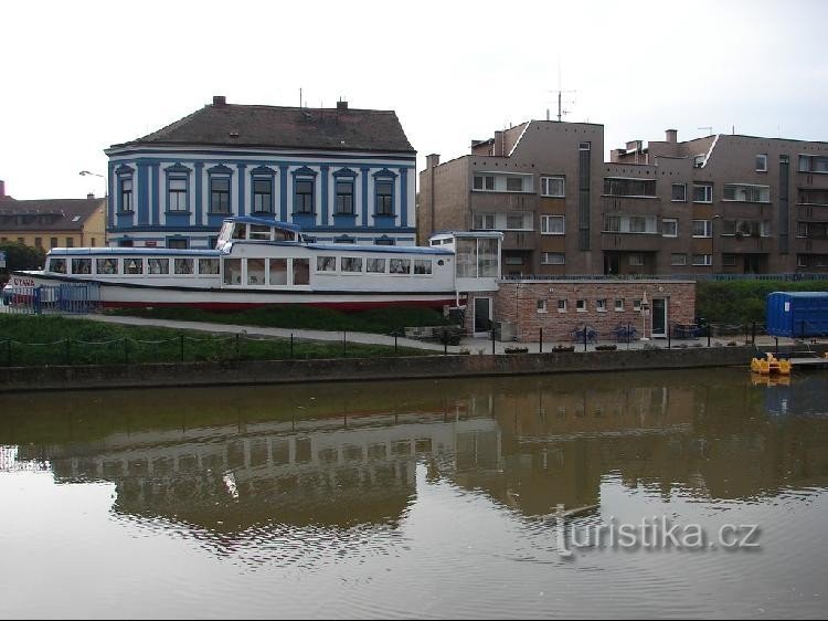 Dampfschiff Otava am Ufer der Chrudimka