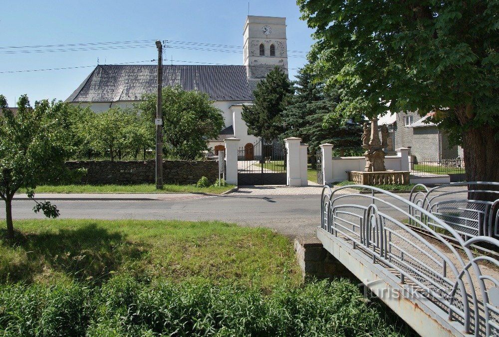 Pészach (Šternberk közelében) – a Szent István-templom területe. Kunhuty